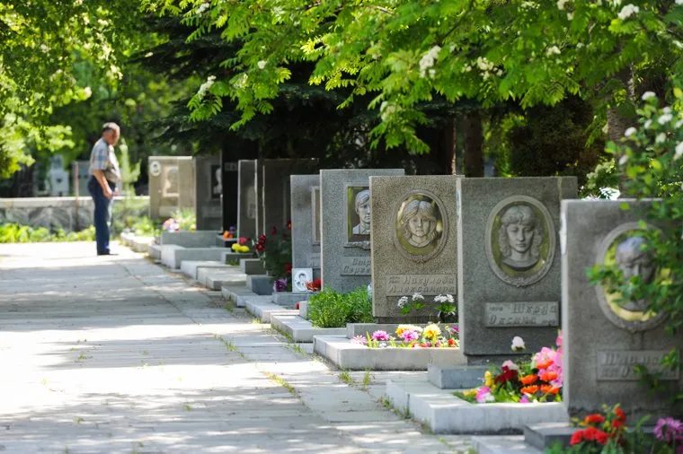 Мемориал детям из школы 107, погибшим в железнодорожной катастрофе под городом Аша, на Градском кладбище города Челябинска