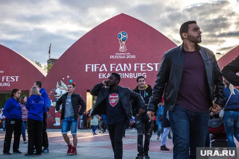 Из-за огромного скопления фанатов на площадке началась настоящая давка