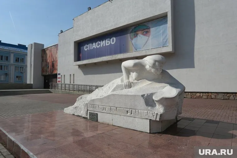 Памятник медсестре у пермского медуниверситета