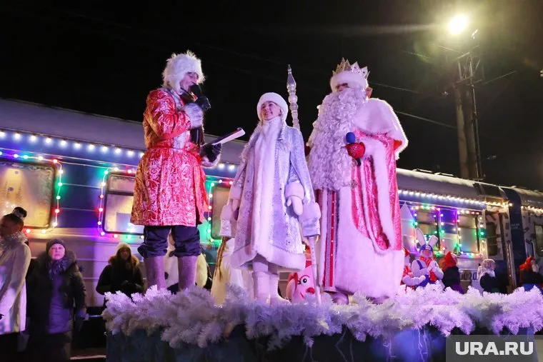 Также популярными героями стали рождественский леденец-трость и символ года — Змей Горыныч