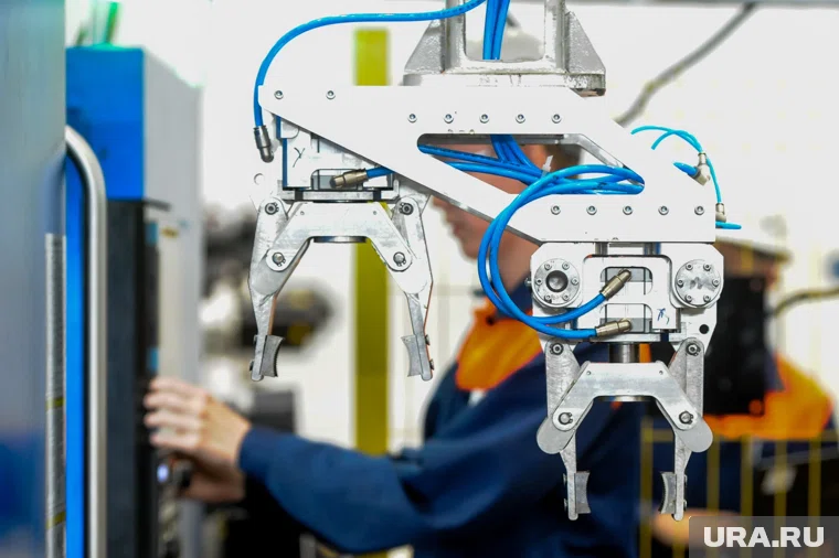 Глава региона в школе работал на станке