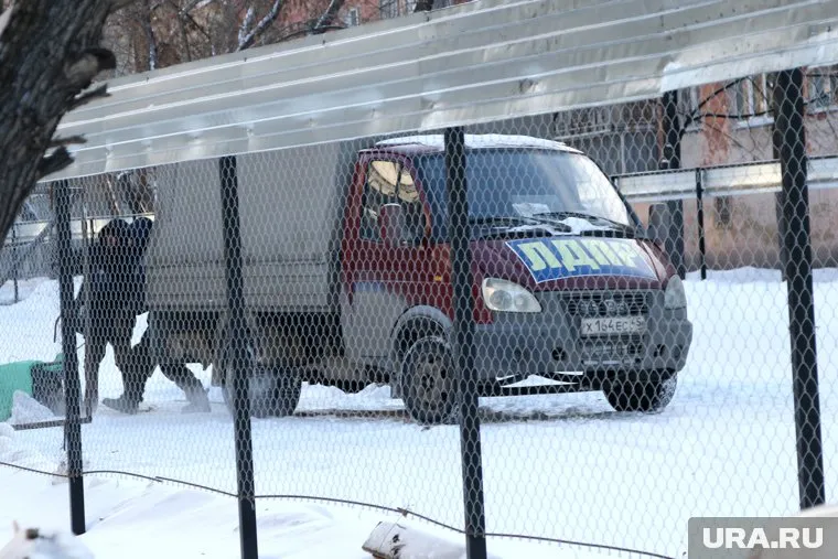 На строительстве стоянки задействовали брендированный автомобиль