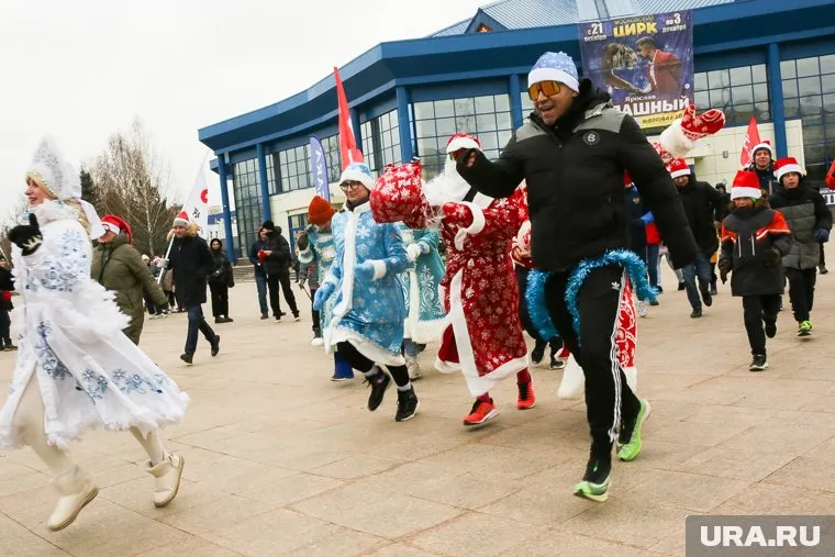 В Тюмени почитатели Деда Мороза устроили массовый забег в честь его дня рождения