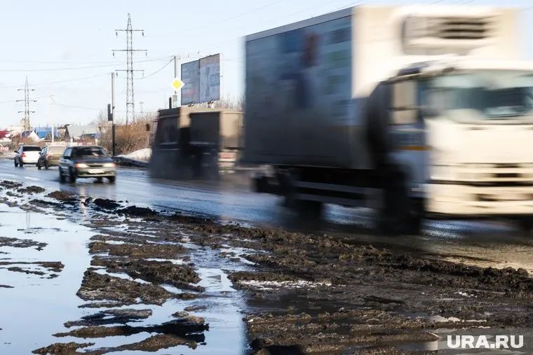 Большегрузы разбивают единственную дорогу из деревни Замараевское (архивное фото)