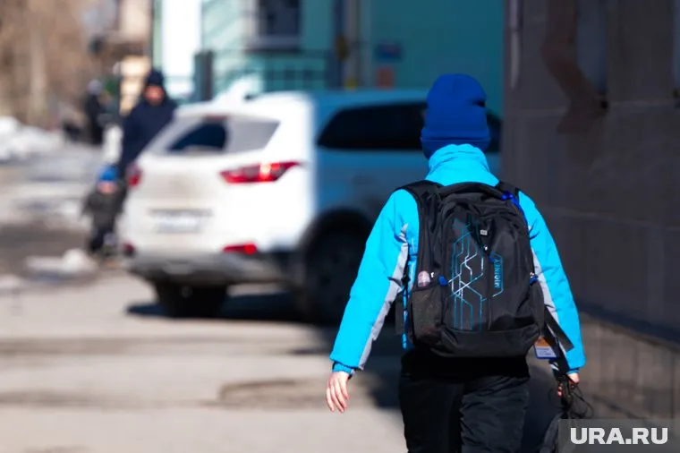 Мальчик вышел на остановке из школьного автобуса, но до дома так и не дошел