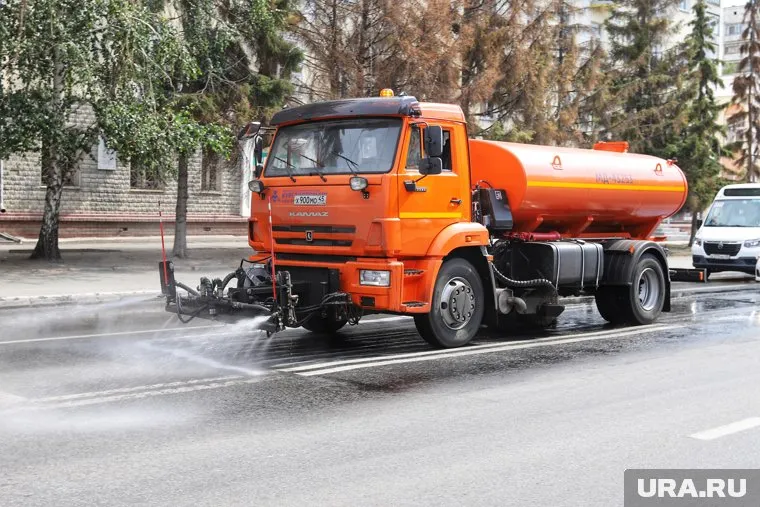 Асфальт поливают водой, чтобы не деформировался (архивное фото)