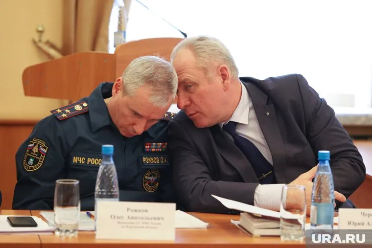 Экс-главу курганского МЧС Олега Рожкова (слева) подозревают в коррупционных преступлениях