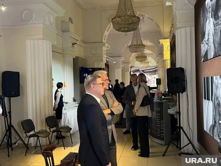 На фотовыставке Христенко рассказал истории героев своих снимков губернатору Текслеру