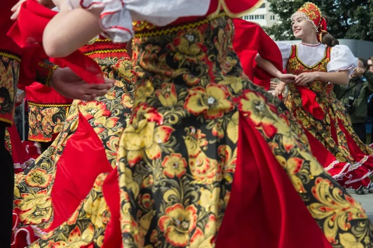 Праздник народов Урала в парке "Таганская слобода". Екатеринбург, народный ансамбль, танец, выступление, национальный костюм