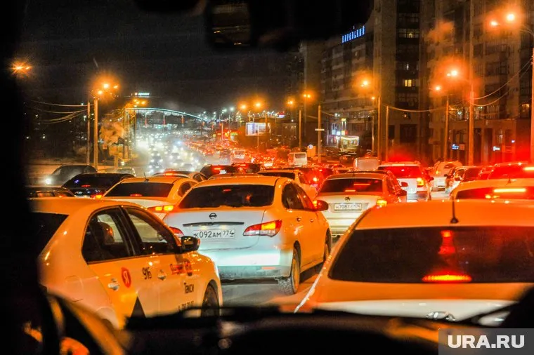 На машинах ехали даже с ближайших микрорайонов