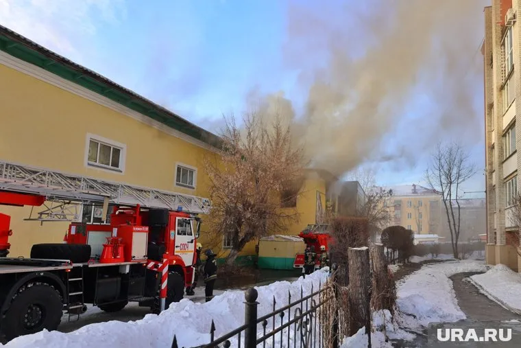С возгоранием борется 36 человек пожарной охраны