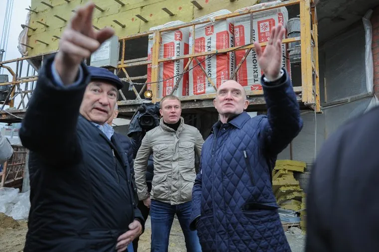 Рабочий объезд Борисом Дубровским объектов строящихся к саммитам ШОС и БРИКС. Челябинск, репринцев сергей, дубровский борис, многофункциональный центр символ, на курчатова