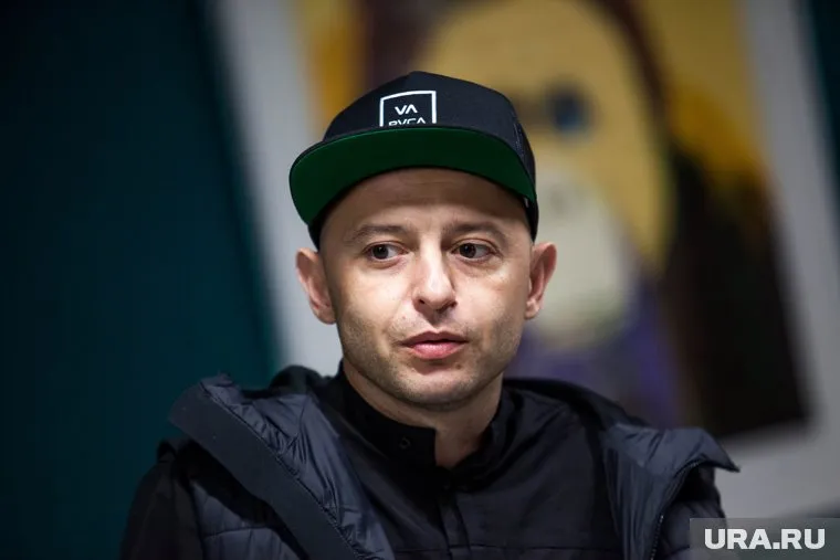 Роман ругался и кидался мебелью, сообщили очевидцы