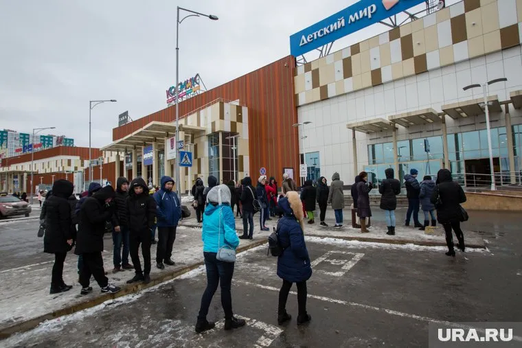 После информации о минировании школы, детей срочно вывели на улицу (архивное фото)