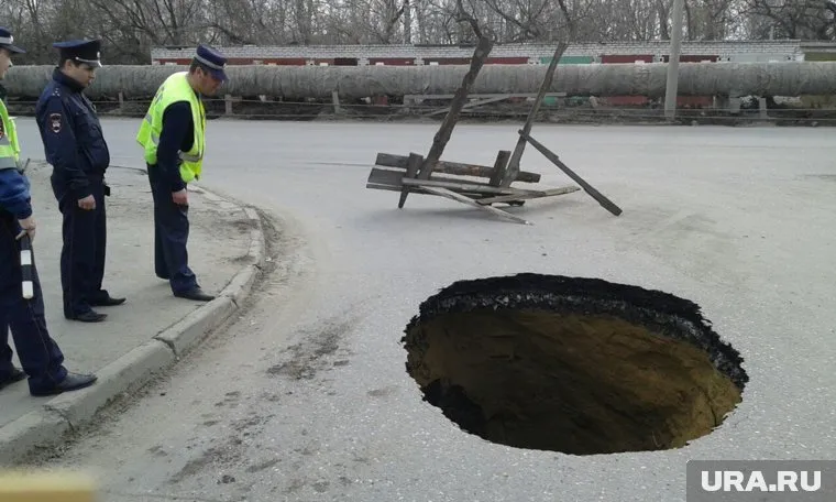 Провал в центре города обнаружил местный житель