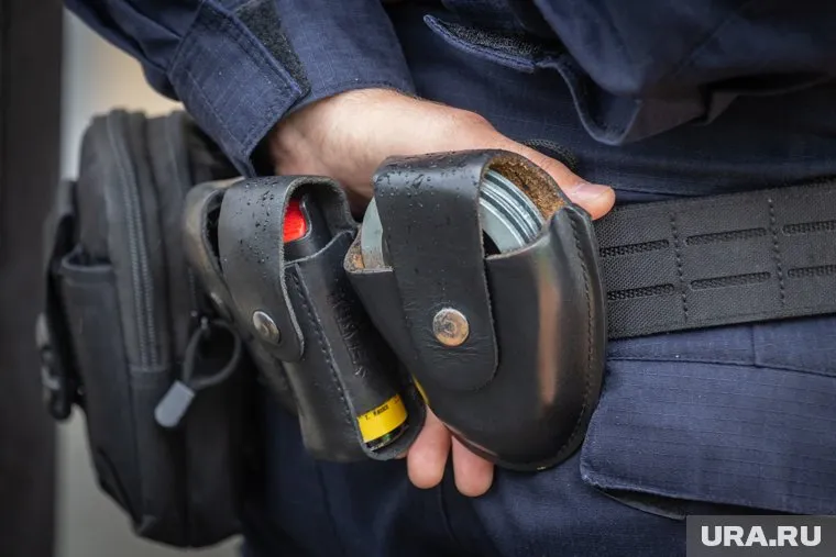 Полиция одела на Шарлота наручники