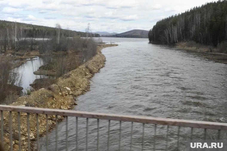 Паводок заставил восстанавливать связь жителям в экстремальных условиях
