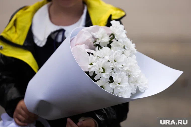 Эксперты советуют не гнаться за объемом, а выбирать аккуратные композиции из сезонных цветов