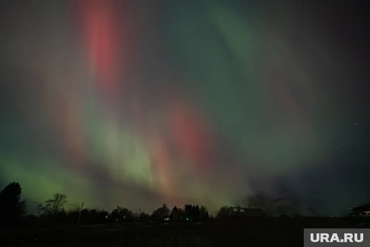 Северное сияние видно над разными регионами России