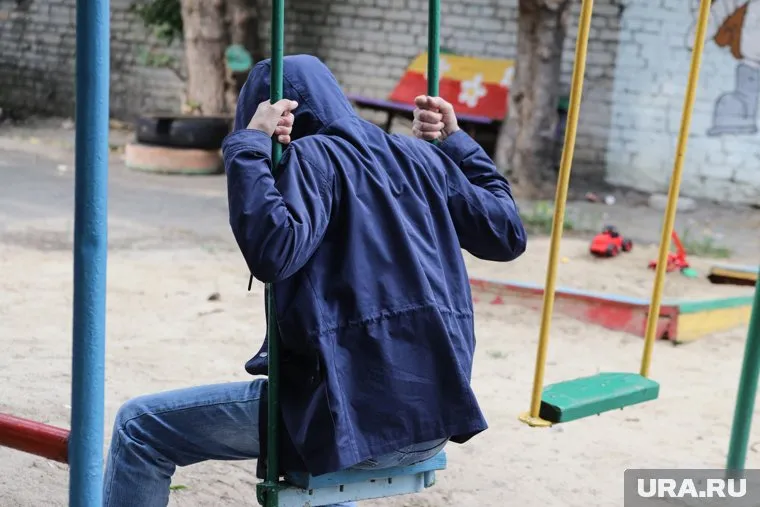 В Челябинске сносят детские городки