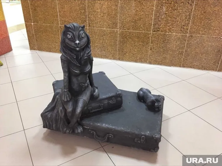 Раньше скульптура находилась возле железнодорожного вокзала Кургана