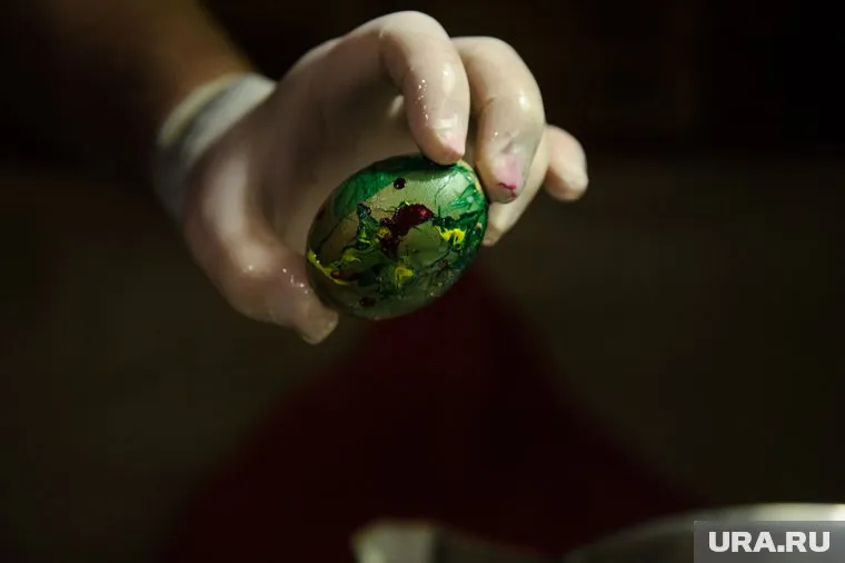 Во время окрашивания яиц нужно использовать разрешенные пищевые красители