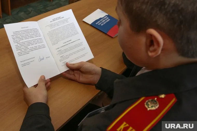 Напоровшись на стеклянную дверь, кадет получил серьезные травмы