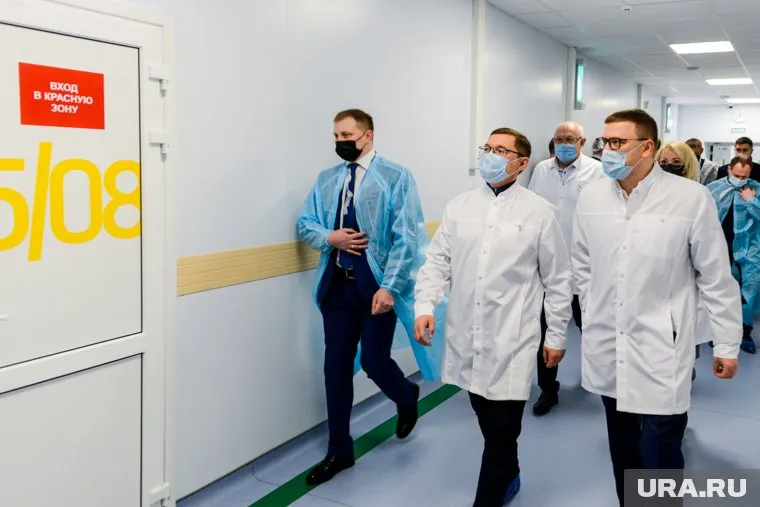 Алексей Текслер (справа) показал Владимиру Якушеву (в центре) новый ковидный госпиталь