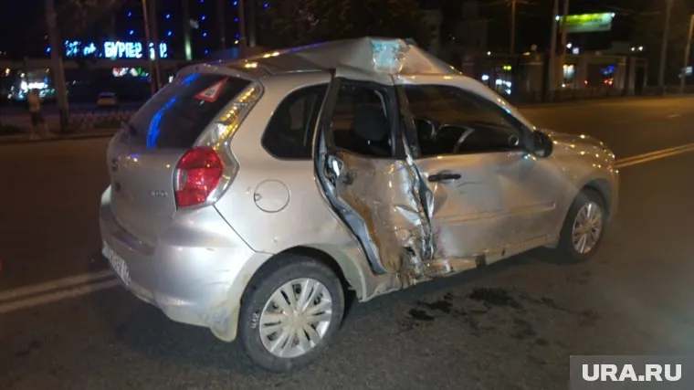 Мотоцикл на большой скорости въехал в правую сторону автомобиля, где находилась пассажирка