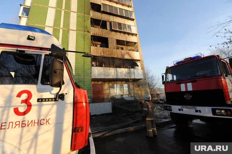 На месте ЧП работают несколько пожарных расчетов