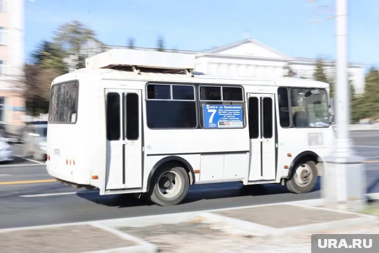 Водитель автобуса высадил за чертой города ребенка, которому стало плохо