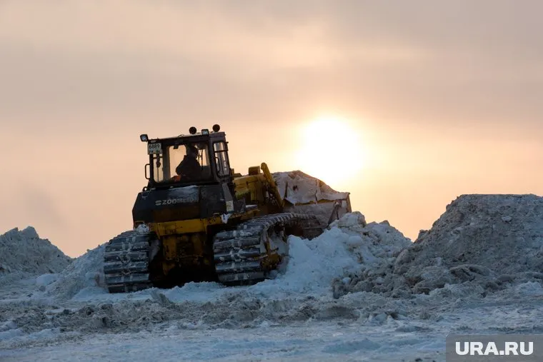 Рабочим необходимо заниматься уборкой снега и обслуживанием техники