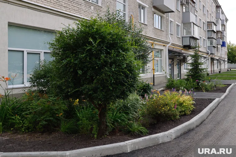 Пенсионер Валерий сходил в туалет в кустах многоквартирного двора и теперь его обвиняют в домогательствах к детям, передает Mash