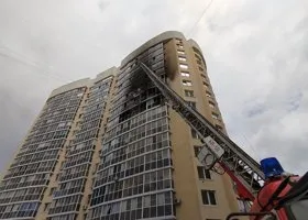В Екатеринбурге загорелась жилая высотка