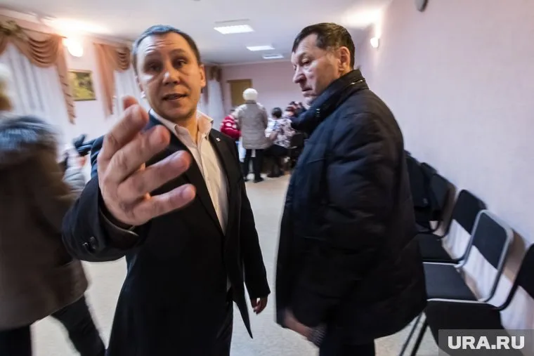 Александр Матаев (слева) попросил прессу и собственных избирателей "выйти вон"