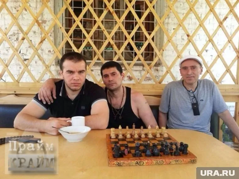 До недавнего времени это был единственный снимок Ахмеда Шалинского (слева) в публичном доступе