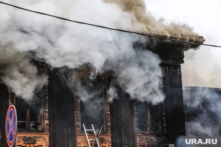 На месте пожара работают следователи, дознователи и полицейские