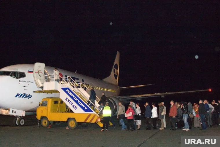 Матери пришлось заплатить за девять мест в салоне самолета, которые заняли носилки