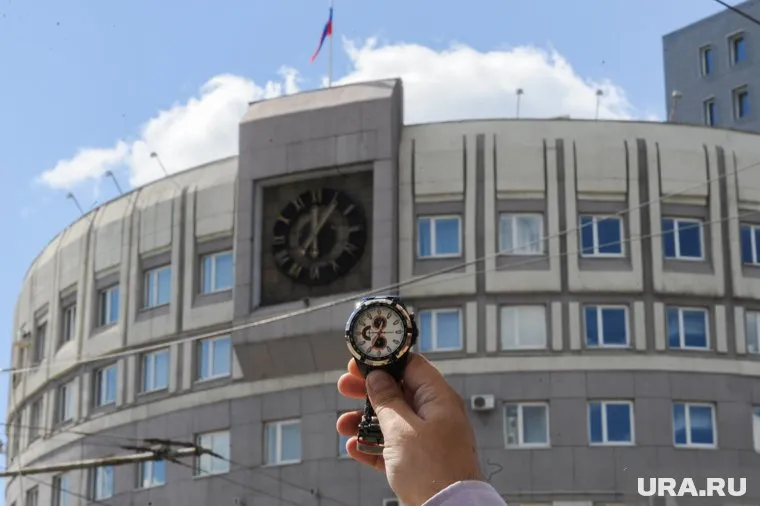 Часы над челябинским арбитражем отстают на полчаса