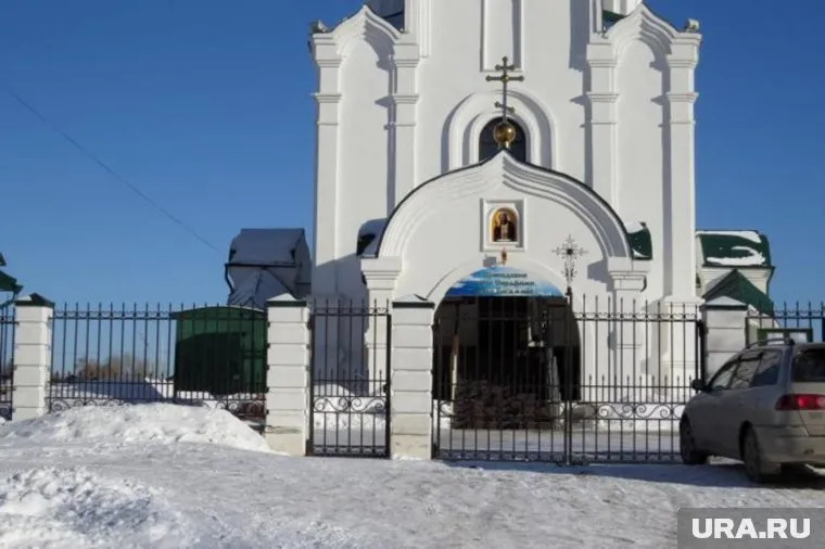 Площадку перед храмом атакуют автолюбители, и служители нашли, как с ними бороться
