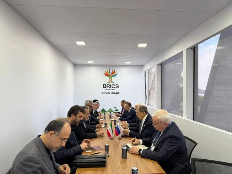 Саммит проходит в Рио-де-Жанейро с участием делегаций России, Китая, Бразилии, Индии и ЮАР