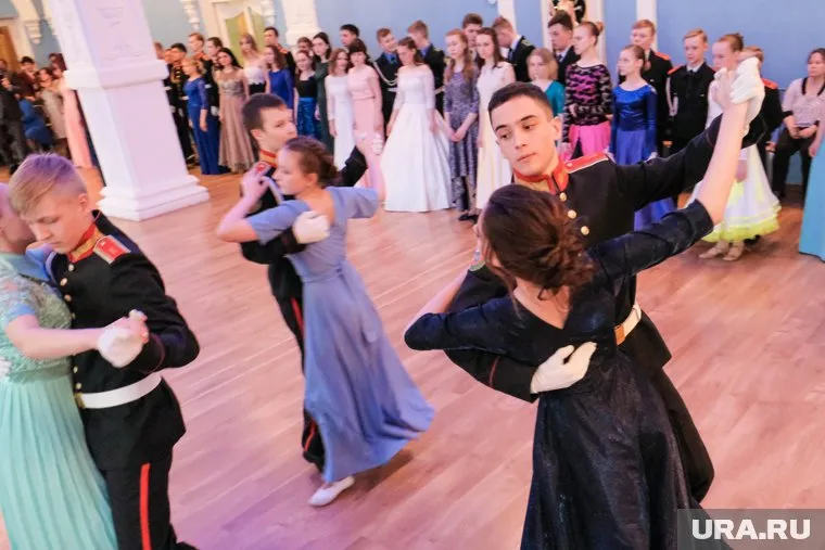 Участники бала написали письма участникам СВО, их отправили в зону спецоперации