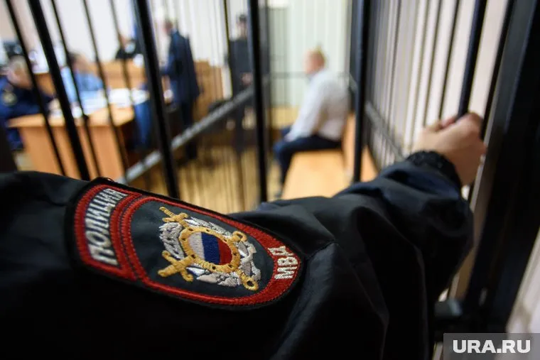 В колонию строгого режима отправили жителя Ноябрьска, осужденного за применение насилия и оскорбление полицейского