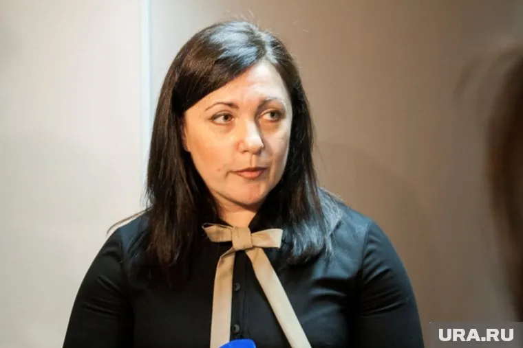 Глава Лабытнанги вручила сертификат на переселение ямальской семье