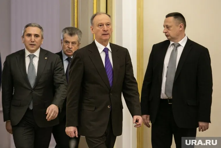 Александр Моор (слева) участвует в совещании с секретарем Совбеза РФ Николаем Патрушевым (в центре)