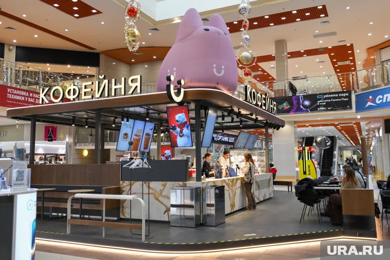 На прилавках осталась только вода и десерты 