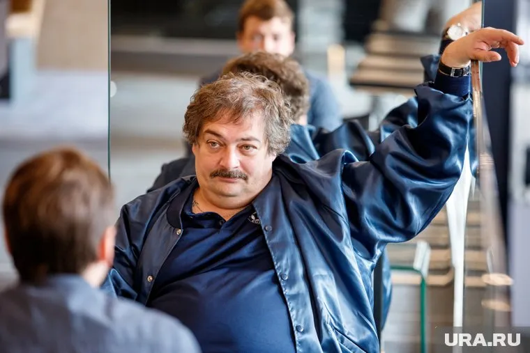 Публицист Дмитрий Быков почувствовал себя плохо еще до начала полета