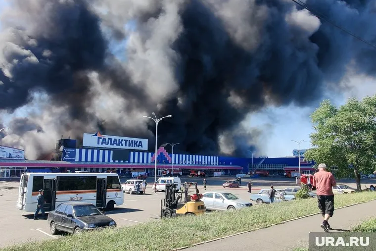 Пламя охватило больше половины ТЦ