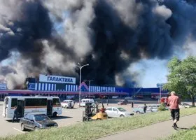 В Донецке после попадания снаряда загорелся торговый центр