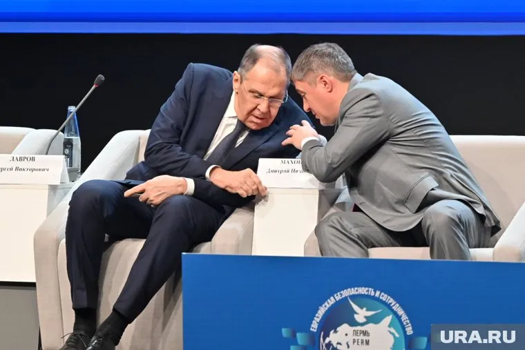 Сергей Лавров (справа) аппаратно усилил Дмитрия Махонина (слева)